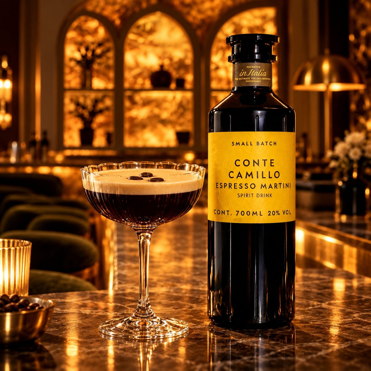 Conte Camillo Espresso Martini: die Flasche und dein fertiger Espresso Martini mit Kaffeebohnen in einer Hotelbar
