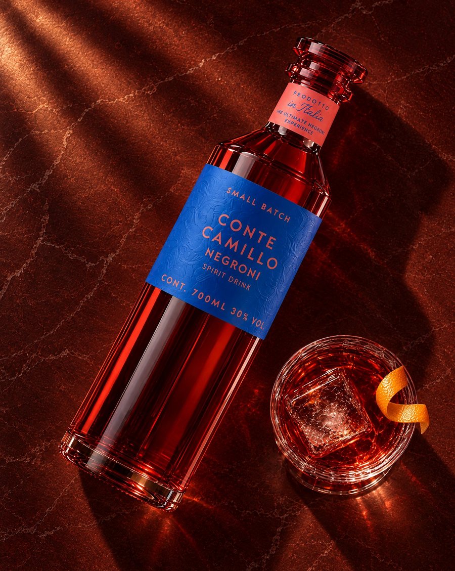 Conte Camillo Negroni, die Flasche liegend neben dem fertigen Drink